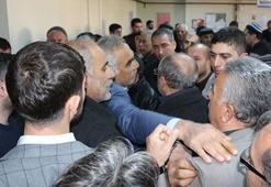 Elektriksiz kalan mahalleli DEDAŞ binasını basmaya kalkıştı