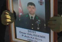 Zekai Aksakallı, Ömer Halisdemir'i alnından öptü