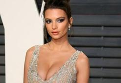 Emily Ratajkowski'den inanılmaz dekolte!