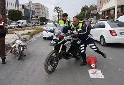 Çarptıkları polisi yaralı halde bırakıp kaçtılar