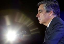 Polis, Fransa cumhurbaşkanı adayı Fillon'un evini aradı!