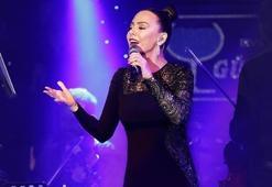 Ayaklarına gül döktü