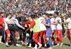 Futbolcuya kafa attı taraftarlar sahaya indi