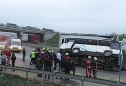 İstanbul'da servis minibüsü kamyonla çarpıştı!