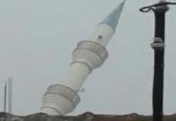 Diyarbakır'da fırtına minareyi yıktı