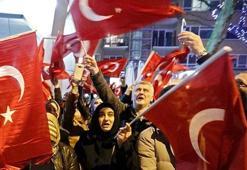 Hollanda'da Türklerden protesto