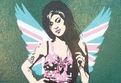 Amy Winehouse'un eşyaları sergi oldu