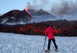 Etna yanardağı yine patladı! Püsküren lavlar 10 kişiyi...