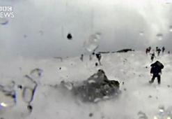 BBC ekibi şokta! Etna Yanardağı'nda patlamaya yakalandılar!