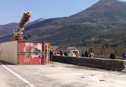 Beton bariyerleri aşan TIR devrildi: 5 yaralı