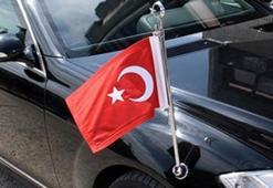 Türk bayrağına saldırı girişimi!