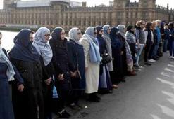 Müslüman kadınlardan Londra’da el ele tutuşup kurbanları andı