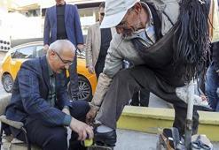 Bakan Elvan boyacının ayakkabılarını boyadı