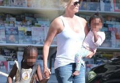 Charlize Theron oğlunu kız gibi giydiriyor!
