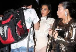 Birden Kim Kardashian’a yaklaşıp taciz etti!