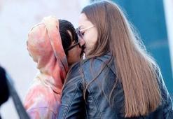 Anthony Kiedis ve sevgili öpüşürken yakalandı!