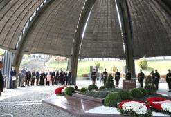 Cumhurbaşkanı Erdoğan Özal'ın  kabrinde