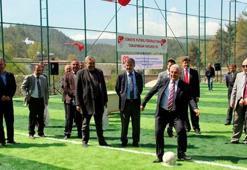 Hatay'da Suriyeliler için yapılan futbol sahası açıldı