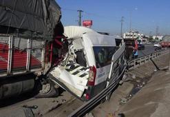 Kamyon, servis minibüsüne çarptı: 5 yaralı