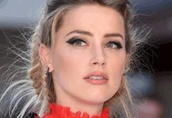 Amber Heard ilişkisini 'öpücükle' duyurdu!