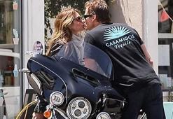 Cindy Crawford'ın motor üzerinde romantik anları!