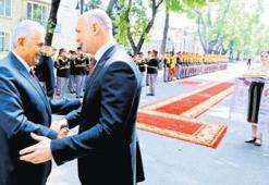 ‘Makam ikramı  demokrasiye uymaz’