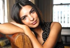 Emily Ratajkowski giyinmeyi unuttu!