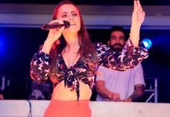 Güzel şarkıcı Derya Uluğ, Bodrum'u salladı