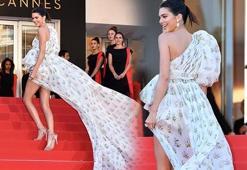 Kendall Jenner'ın kırmızı halıda 'frikik' savaşı!