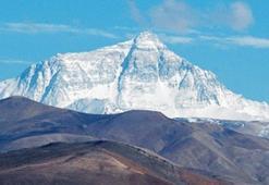 Everest Dağı'nın zirvesi çöktü!