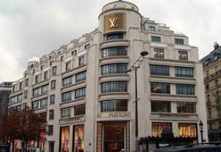 Dünyaca ünlü Louis Vuitton markasına Paris’de büyük şok!
