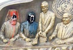 İngiliz Vali diye kahraman doktorun heykelini kırdılar