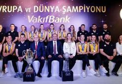 Dünya Şampiyonu VakıfBank basının karşısına çıktı