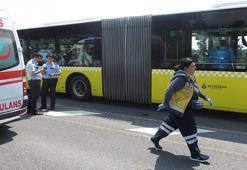 Metrobüs bariyere çarptı: 5 yaralı