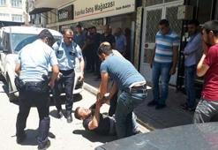 Polise bıçaklı saldırı: 2 yaralı