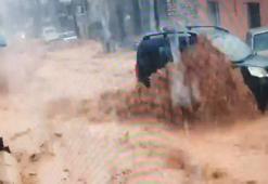 İzmir’de sel suları araçları sürükledi