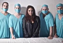 İngiltere Başbakanı May'e "Yalancı" diyen şarkı 1 numara!