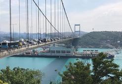 Dev gemi tam köprünün altından geçerken...