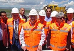 Bakan Arslan, BTK Demiryolu Hattı'nda incelemelerde bulundu
