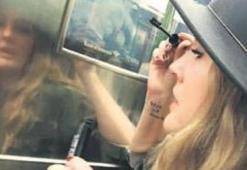 Drew Barrymore metroda makyaj yaptı!