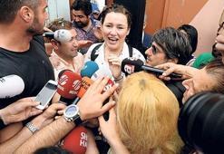 Sırtında gitarı elinde güverciniyle çıktı!