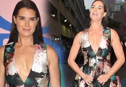 Brooke Shields kırmızı halıda birden yırtmacını açtı!