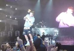 Justin Bieber’a ayakkabılı protesto!