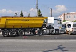 Minibüs ile kamyon çarpıştı: 15 yaralı