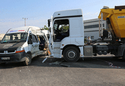TIR, işçi servisi minibüsüne çarptı: 15 yaralı