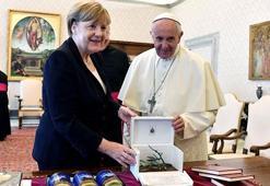 Merkel: Papa beni cesaretlendirdi