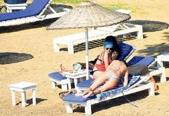 Halk plajında muhabirlere fırça!