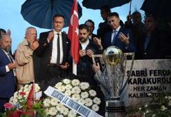 Beşiktaş, şampiyonluk kupasını Vefa Müdüre getirdi