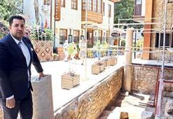 2 bin yıllık Roma sütununu  evinin önüne yerleştirdi