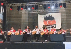 Türk bayrağına saygısızlık! Sahneden indirdiler!